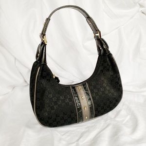 Black purse. Leather and fabric.